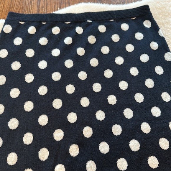 Like new Question   skirt - Picture 2 of 4